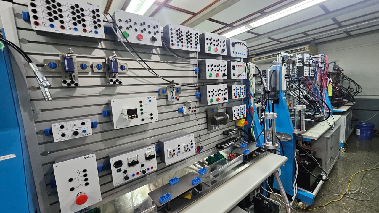 Panel didáctico de sistemas electromecánicos y neumática con circuitos de control