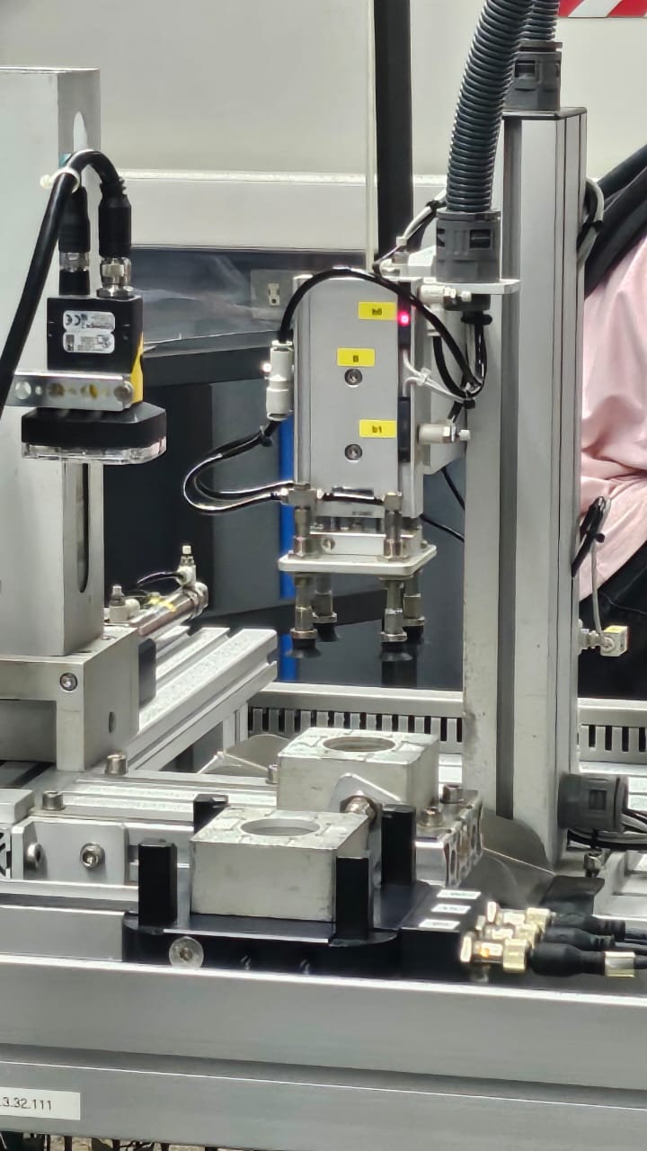 Estación automatizada con sensor fotoeléctrico y actuadores neumáticos controlada por PLC Siemens